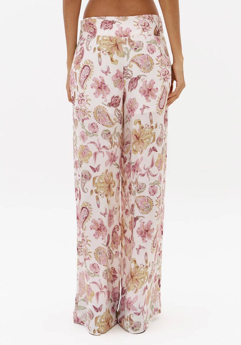 Vista-traseira-da-calca-feminina-full-length-estampada-com-modelagem-reta-ampla-e-caimento-fluido