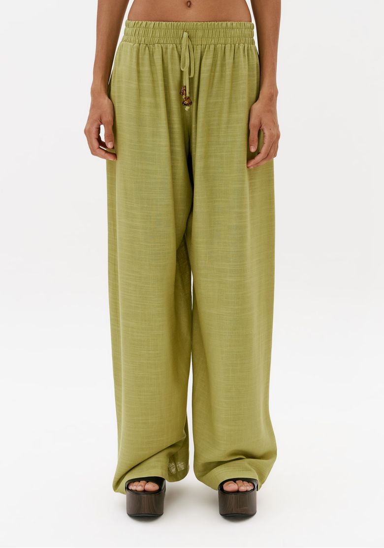 Close-da-cintura-de-calca-wide-leg-verde-feminina-com-cos-elastico-e-amarracao-por-cordao-em-tecido-com-linho