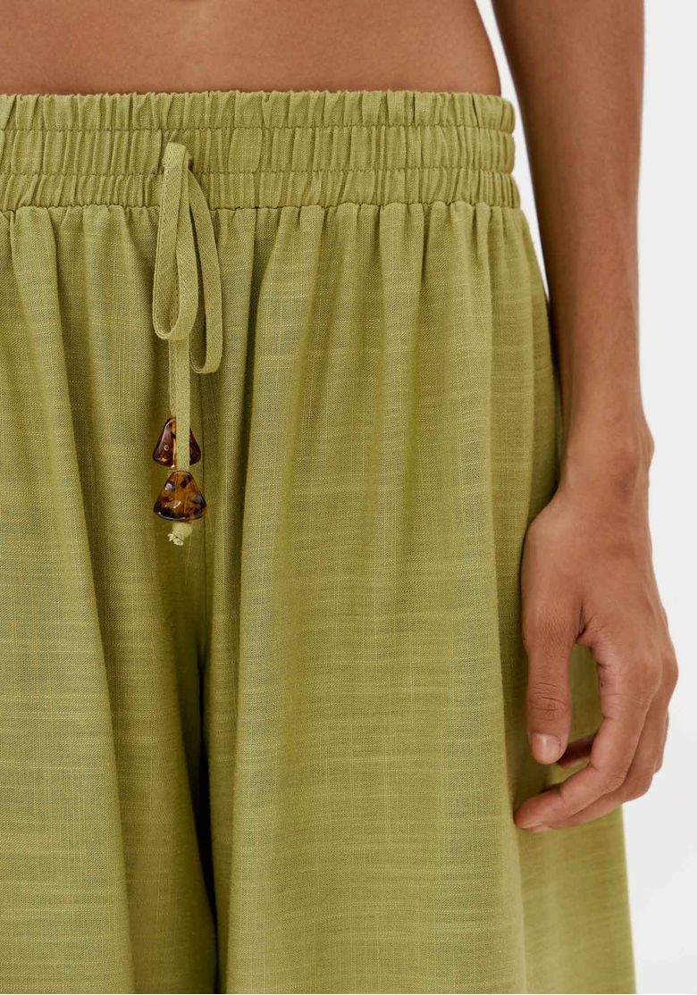 Calca-wide-leg-feminina-verde-com-linho-vista-traseira-modelagem-ampla-e-comprimento-longo