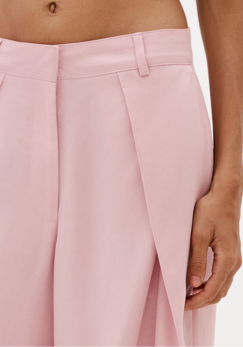 Detalhe-do-cos-com-passantes-e-recorte-frontal-da-calca-rosa-feminina-de-tecido-plano-leve