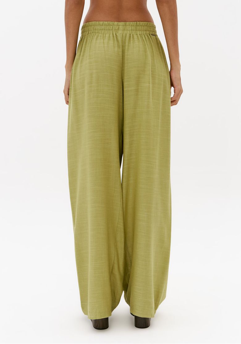 Look-feminino-monocromatico-verde-com-calca-wide-leg-de-linho-e-top-assimetrico-fluido