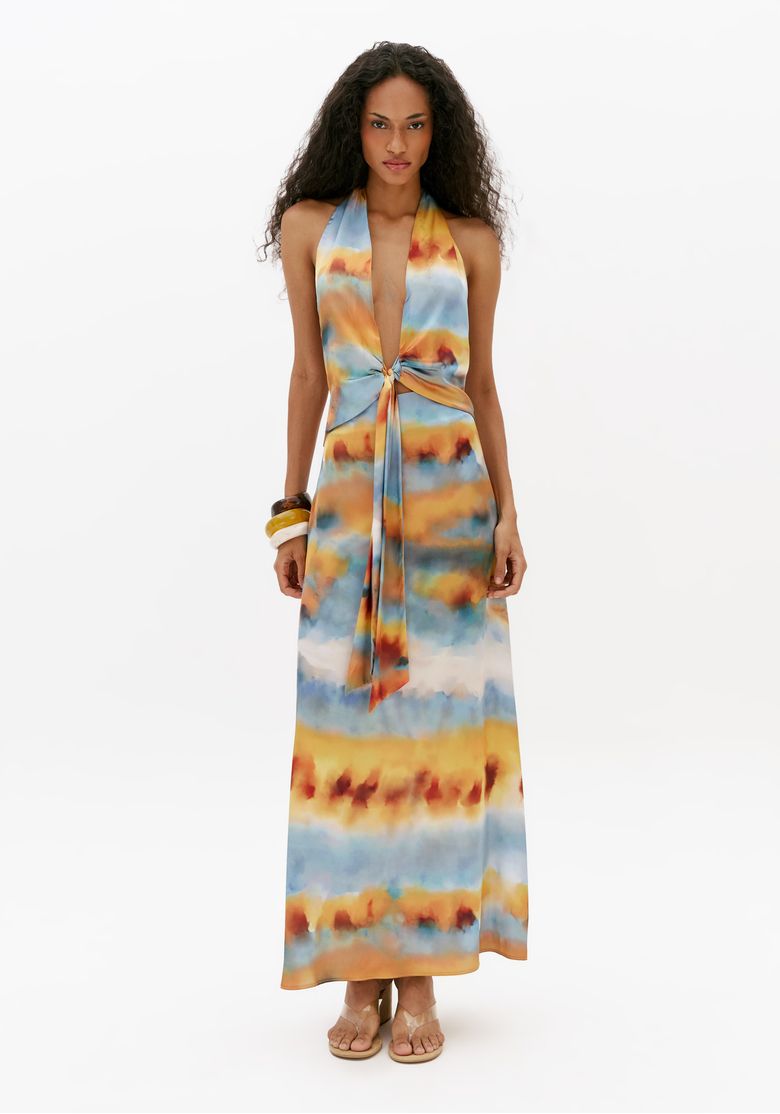 Vestido super midi de cetim estampado azul em fundo branco, modelagem fluida com frente única e amarração frontal