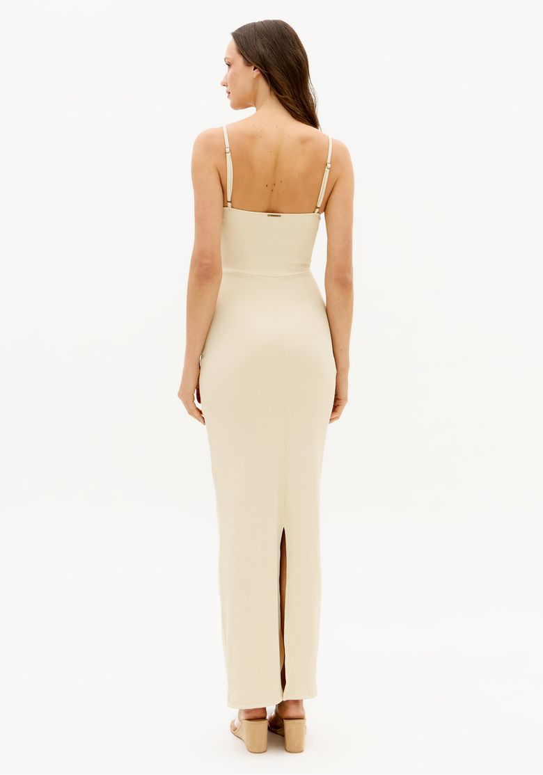 Vista traseira do vestido canelado super midi off white com alças finas reguláveis e fenda reta central nas costas