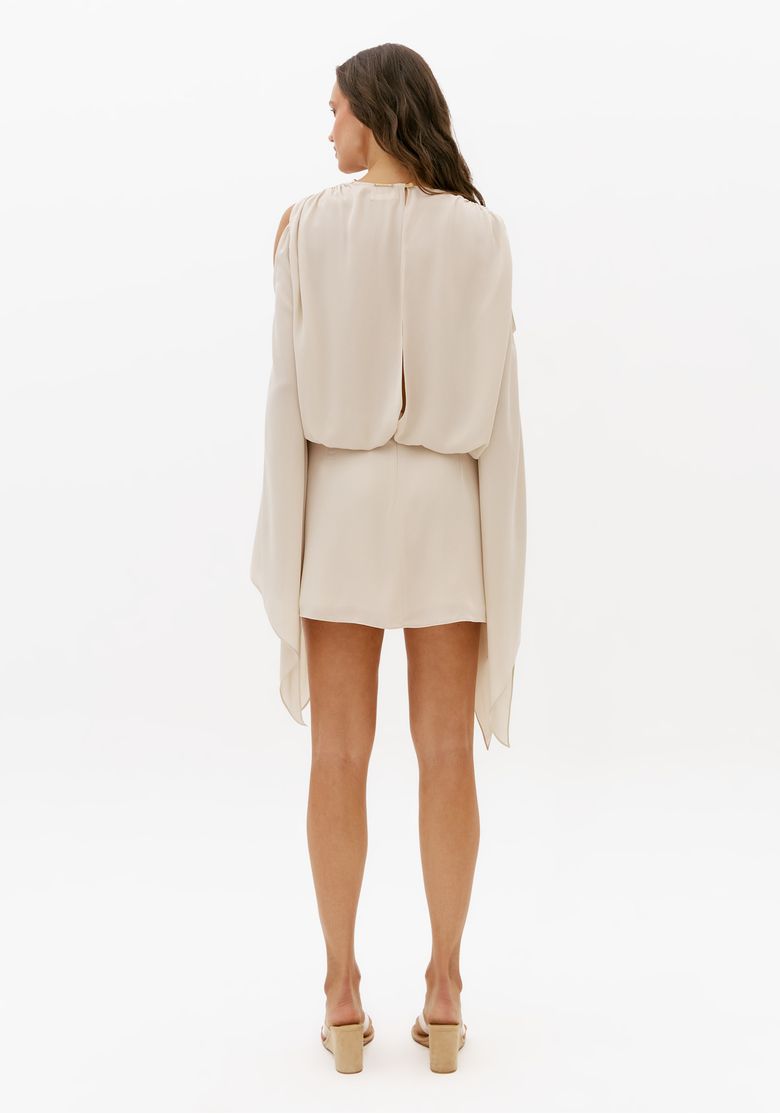 Vista traseira do vestido curto off white em chiffon com caimento solto e mangas longas amplas