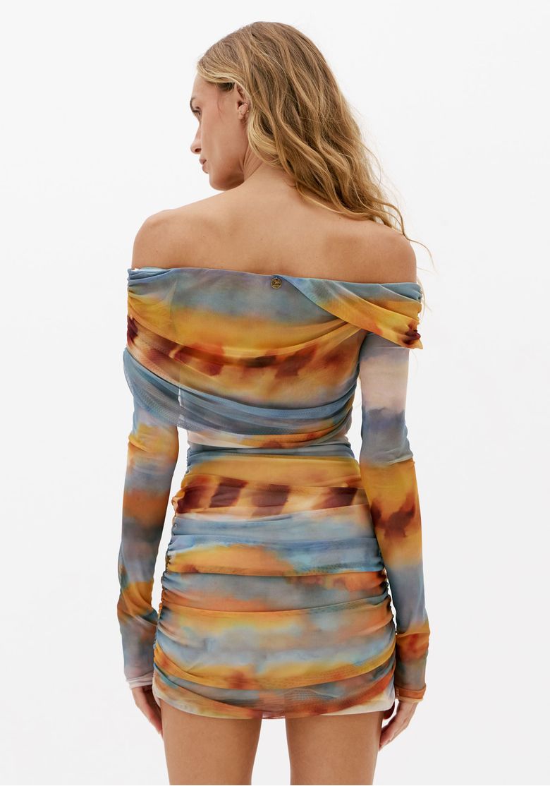 Vista traseira de vestido curto ombro a ombro de tule estampado com mangas longas e caimento ajustado