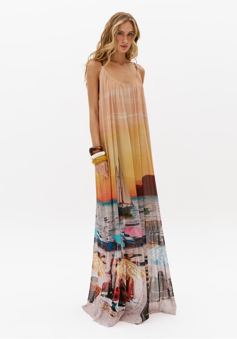 Vestido longo de tule estampado amarelo feminino com alças finas, modelagem fluida e estampa localizada de paisagem praiana na barra, vista frontal completa