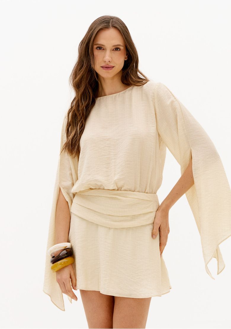 Vestido curto off white feminino com decote canoa, mangas longas amplas e detalhe drapeado na cintura