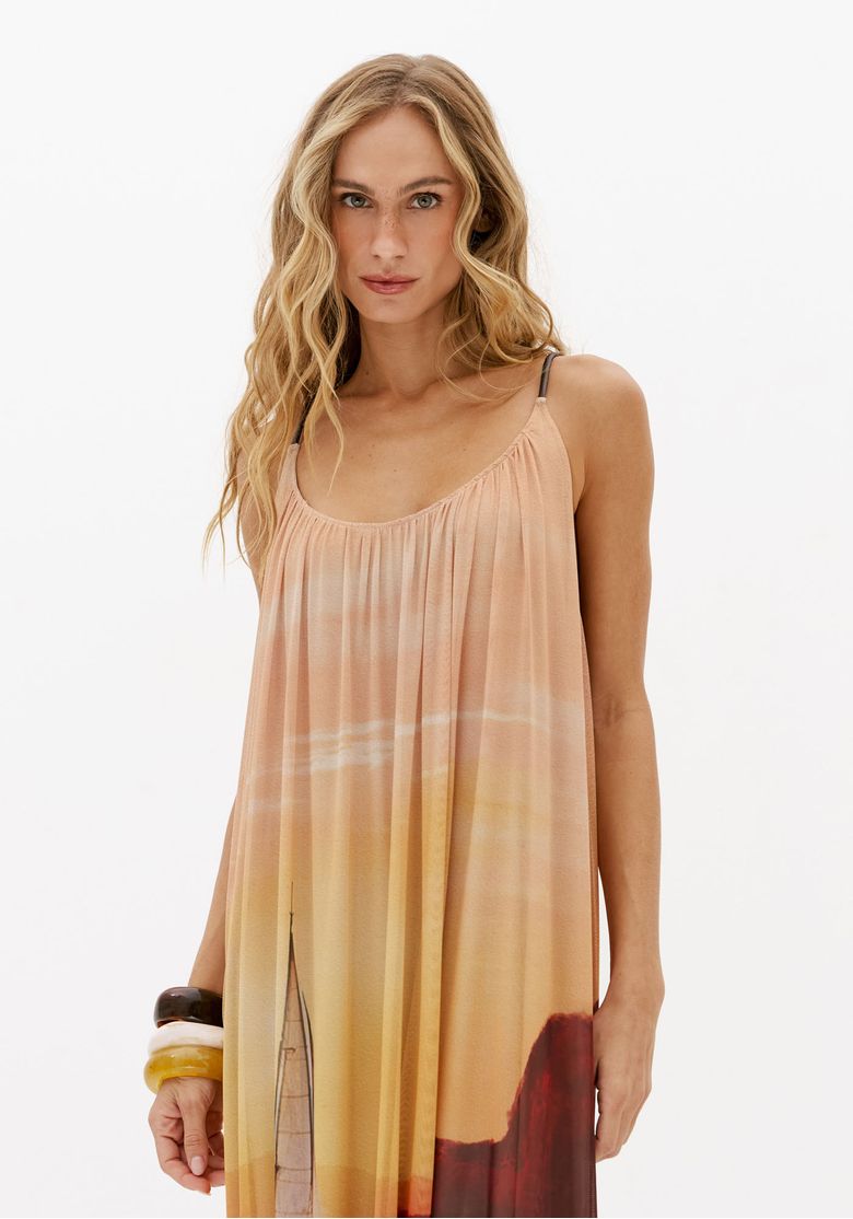 Vestido longo estampado de tule feminino em tom amarelo com decote U e alças finas reguláveis, detalhe frontal em close