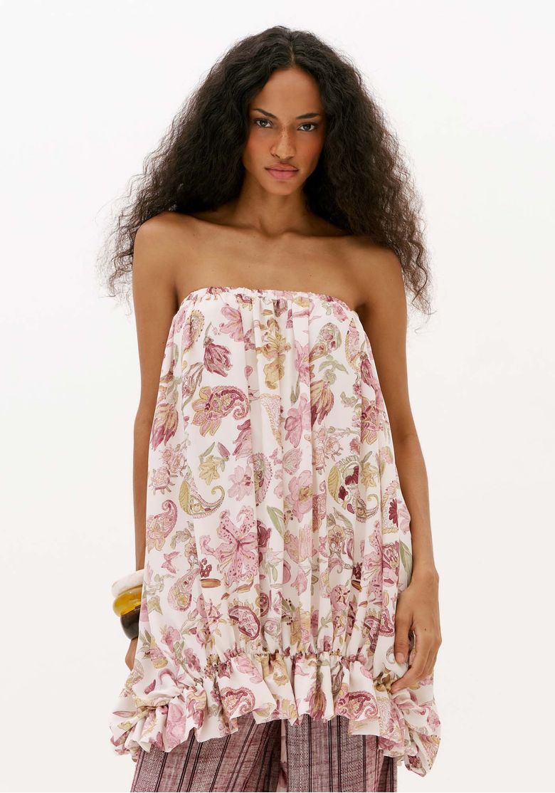 Vista frontal de vestido curto balonê sem manga estampado feminino com decote reto e barra franzida