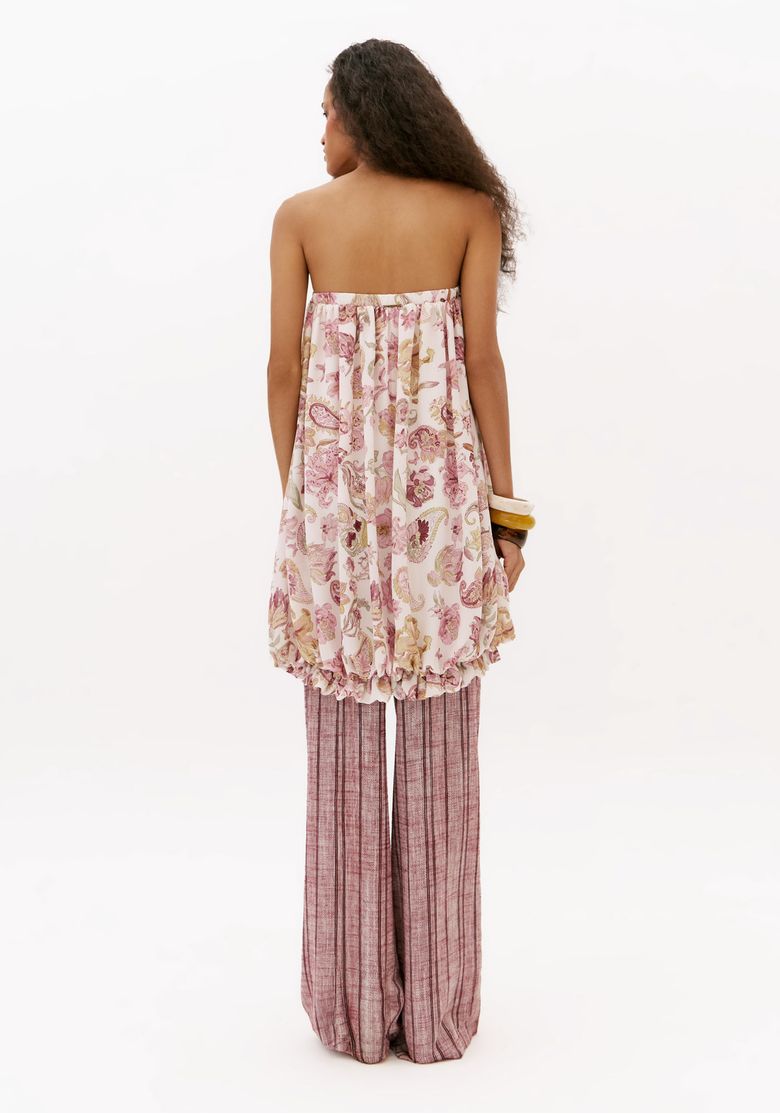 Vista posterior de vestido curto balonê estampado feminino tomara que caia com modelagem ampla