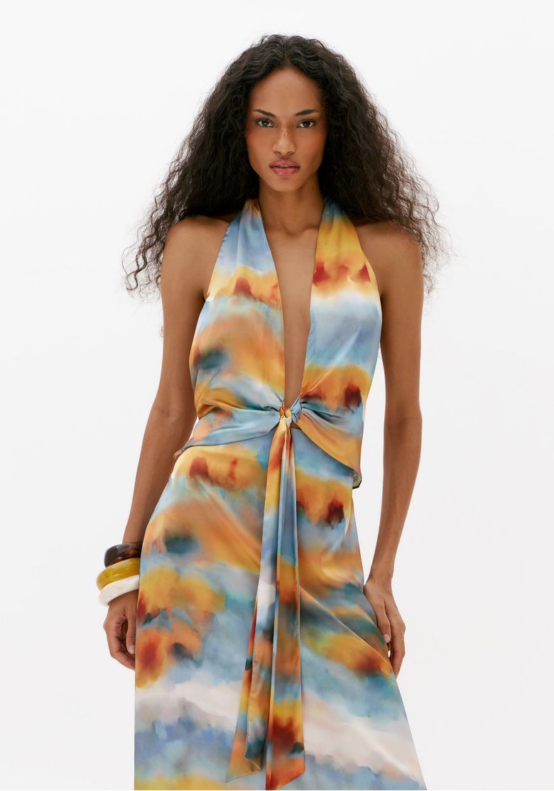 Detalhe frontal do vestido super midi estampado com caimento fluido e estampa aquarelada em tons de azul e amarelo