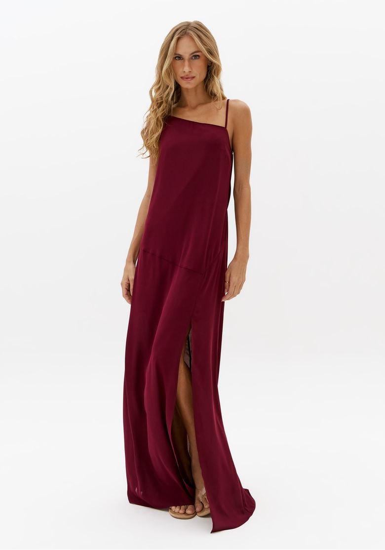 Vestido longo bordô de festa com alças finas reguláveis, decote reto e fenda frontal elegante