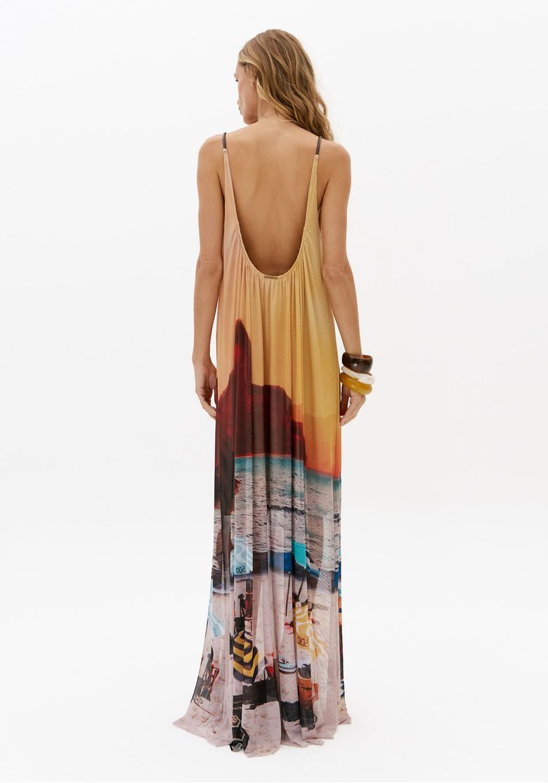 Vestido longo de tule feminino estampado amarelo com costas abertas profundas e alças finas, vista posterior completa