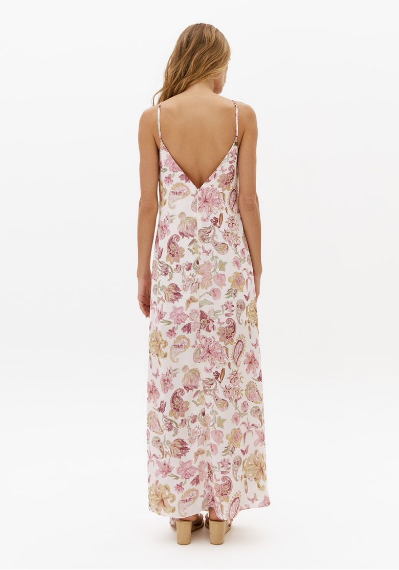 Vista posterior de vestido super midi estampado com alças finas e decote profundo nas costas, com caimento fluido e comprimento alongado
