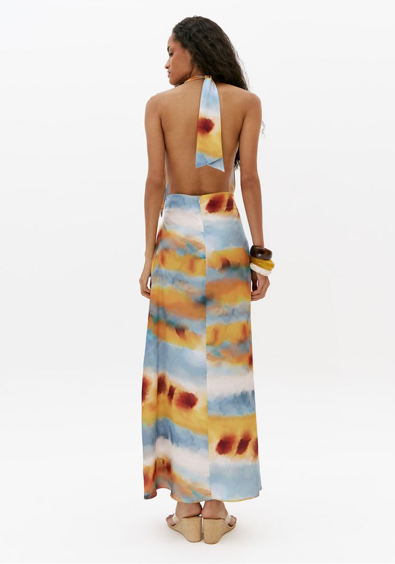 Vista costas do vestido super midi de cetim estampado azul com frente única e costas abertas