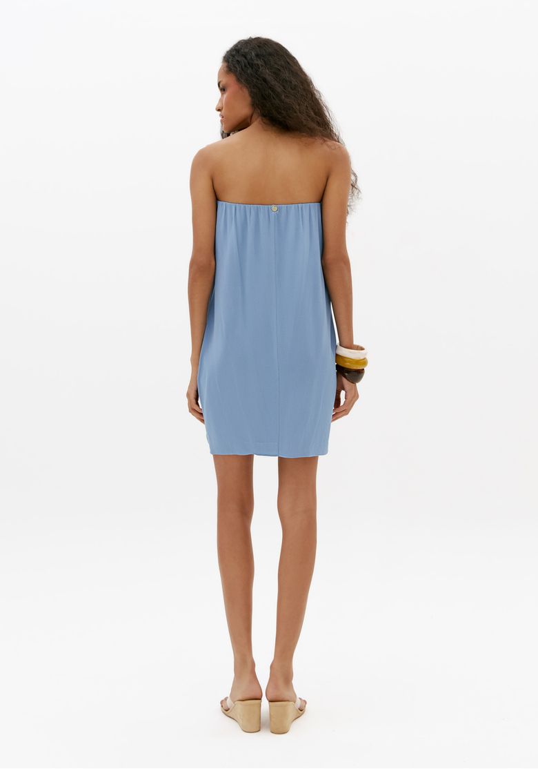 Vista traseira de vestido curto azul claro sem alças com modelagem reta e caimento leve
