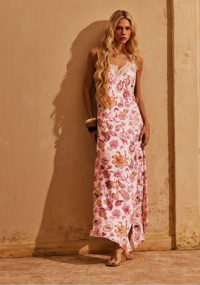 Modelo usando vestido super midi estampado branco com renda e fenda frontal em produção casual elegante de verão