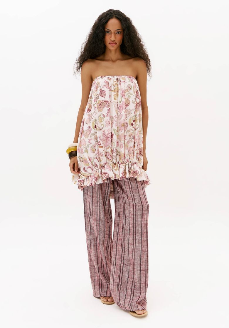 Modelo usando vestido curto balonê estampado feminino com caimento amplo e visual de verão