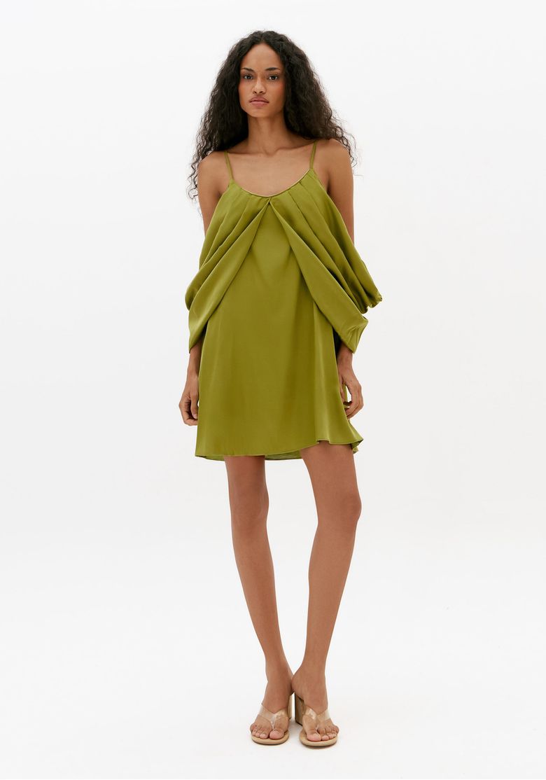 Modelo usando vestido curto balonê verde com alças finas e sobreposição drapeada, vista frontal completa