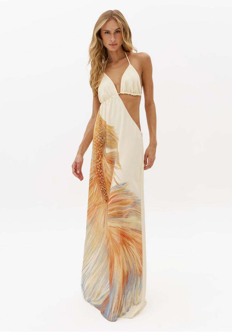 Modelo usando vestido super midi estampado branco com frente única, recortes laterais e caimento fluido em foto de corpo inteiro