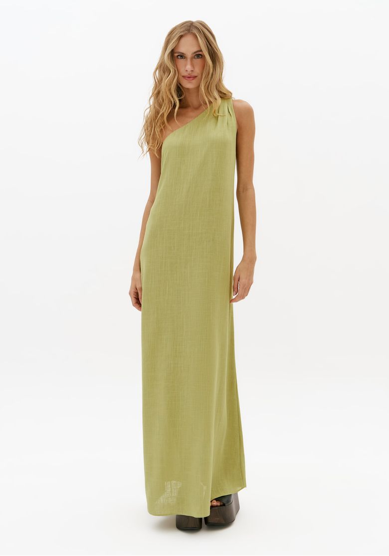 Vestido longo verde de um ombro só com caimento fluido e tecido leve, vista frontal completa em modelo feminina