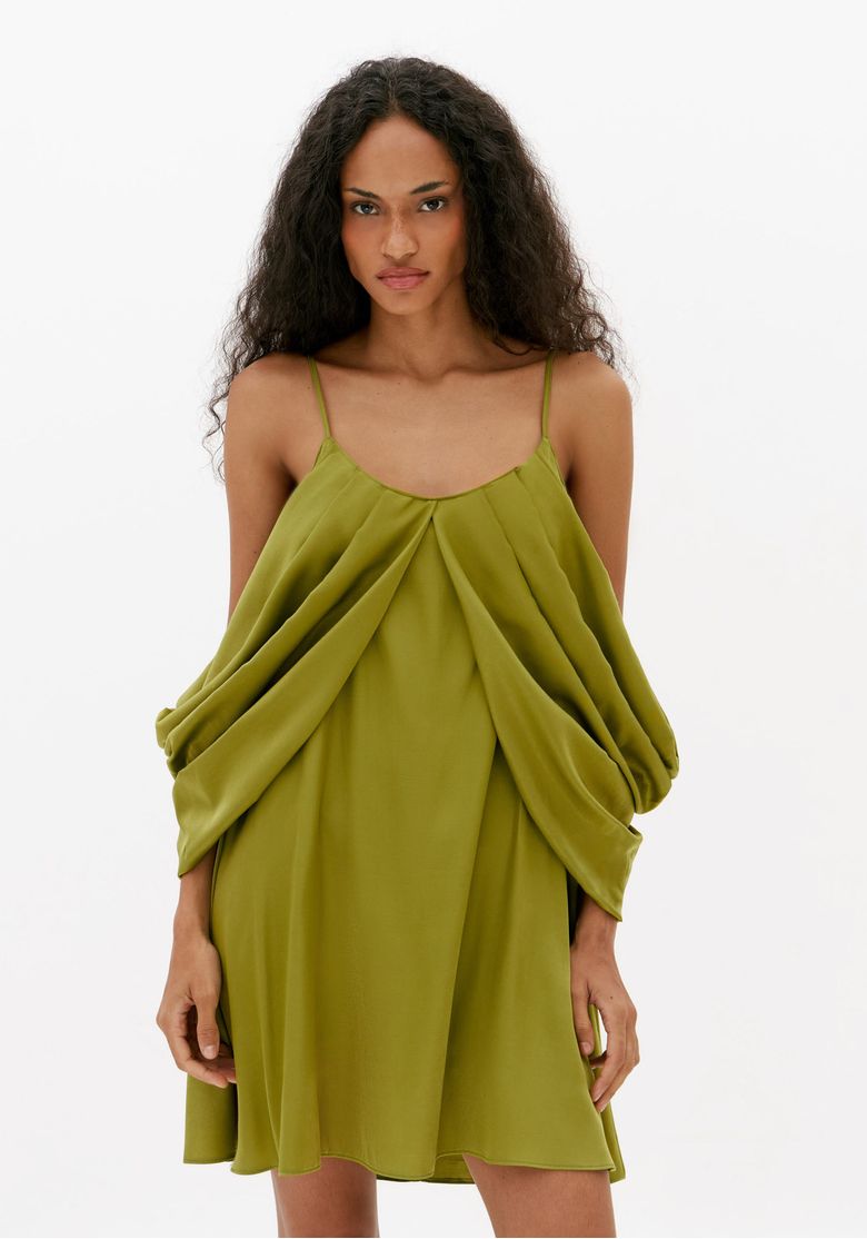 Close frontal de vestido curto verde feminino com decote U e volume drapeado nas laterais