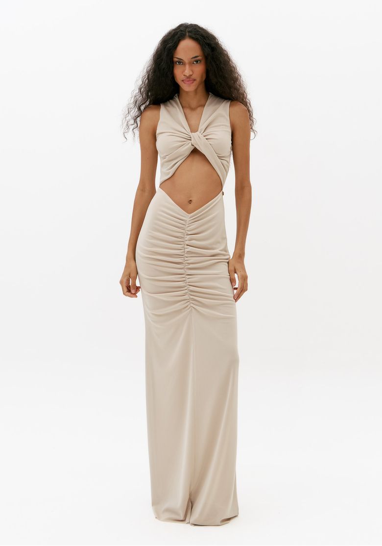 Vestido longo off white com torção frontal e recorte na cintura, vista frontal completa em estúdio