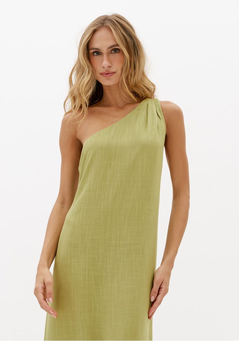 Vestido longo verde feminino de um ombro só com modelagem solta e textura de linho, vista frontal aproximada