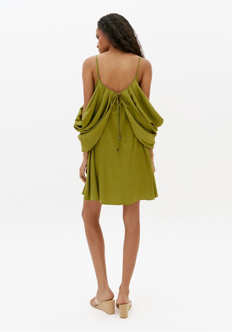 Vista traseira de vestido curto balonê verde com costas abertas e amarração