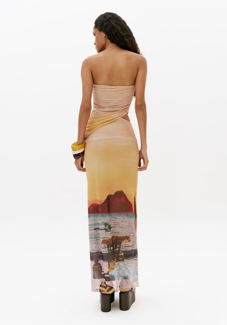 Vista traseira do vestido super midi de tule com brilho amarelo, modelo tomara que caia com caimento justo e estampa localizada na barra