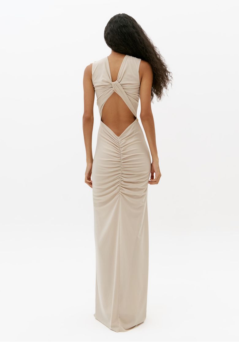 Vestido longo off white com costas abertas e franzido posterior, vista traseira em estúdio