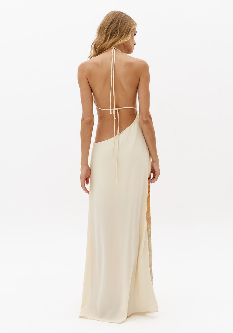 Vista traseira de vestido super midi branco com costas abertas, amarração no pescoço e modelagem fluida