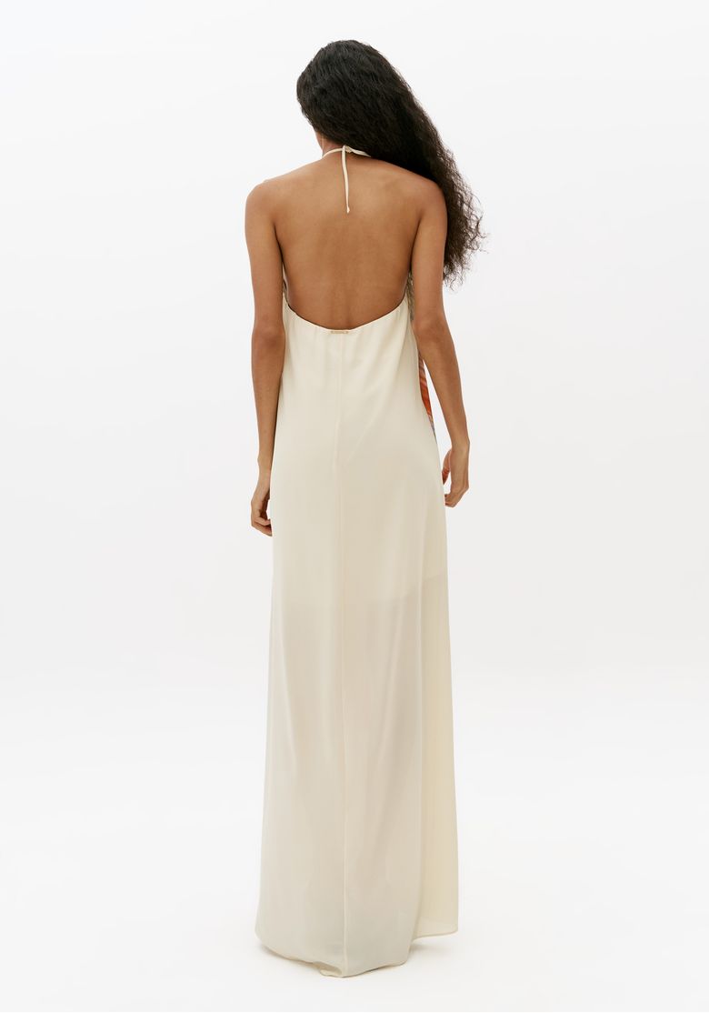 Vista costas de vestido longo branco frente única com costas abertas e modelagem solta