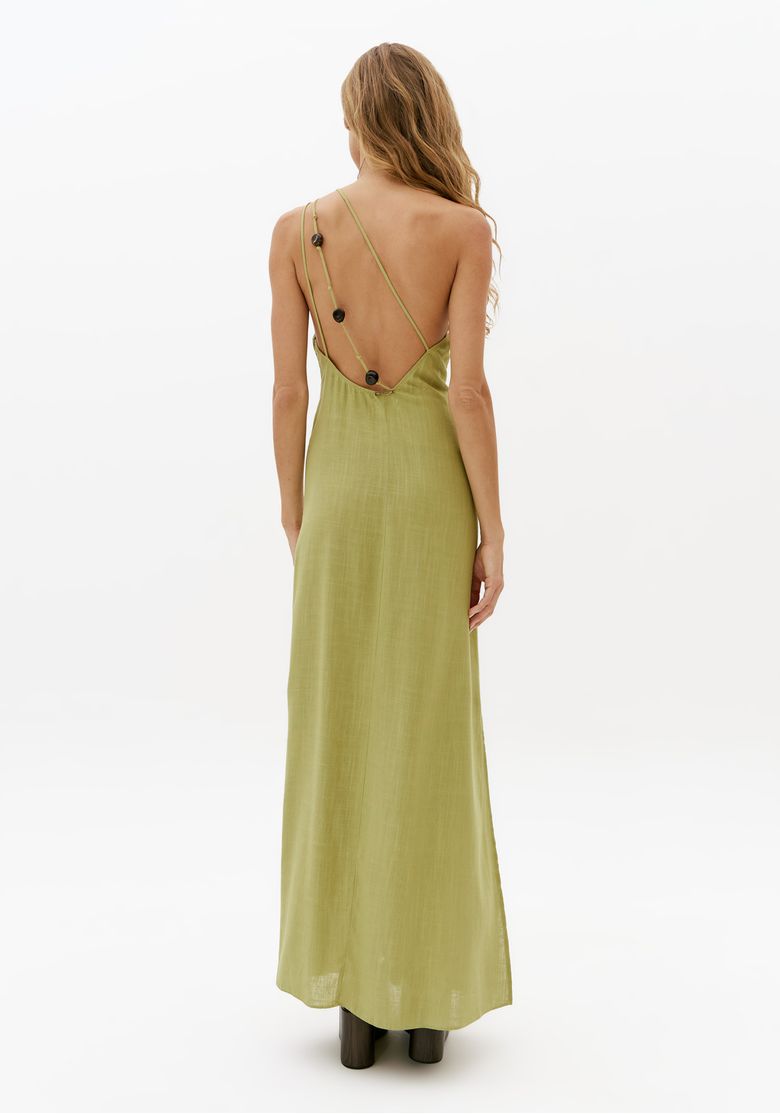 Vestido longo verde com costas abertas e tiras cruzadas com aviamentos, vista traseira completa