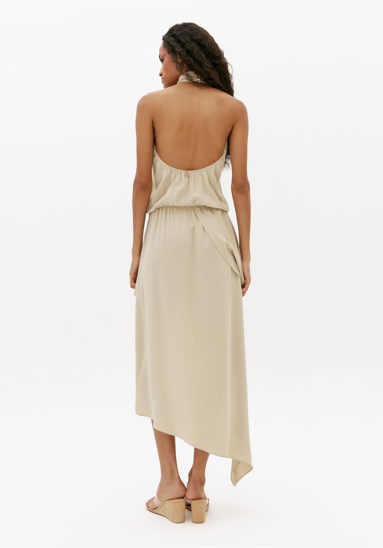 Vista traseira do vestido super midi off white com costas abertas, barra assimétrica e modelagem fluida