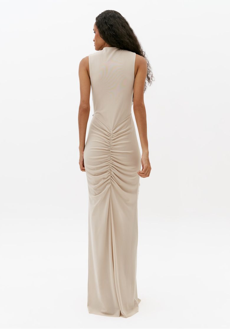Vestido longo off white de tule com costas fechadas na parte superior e franzido central atrás