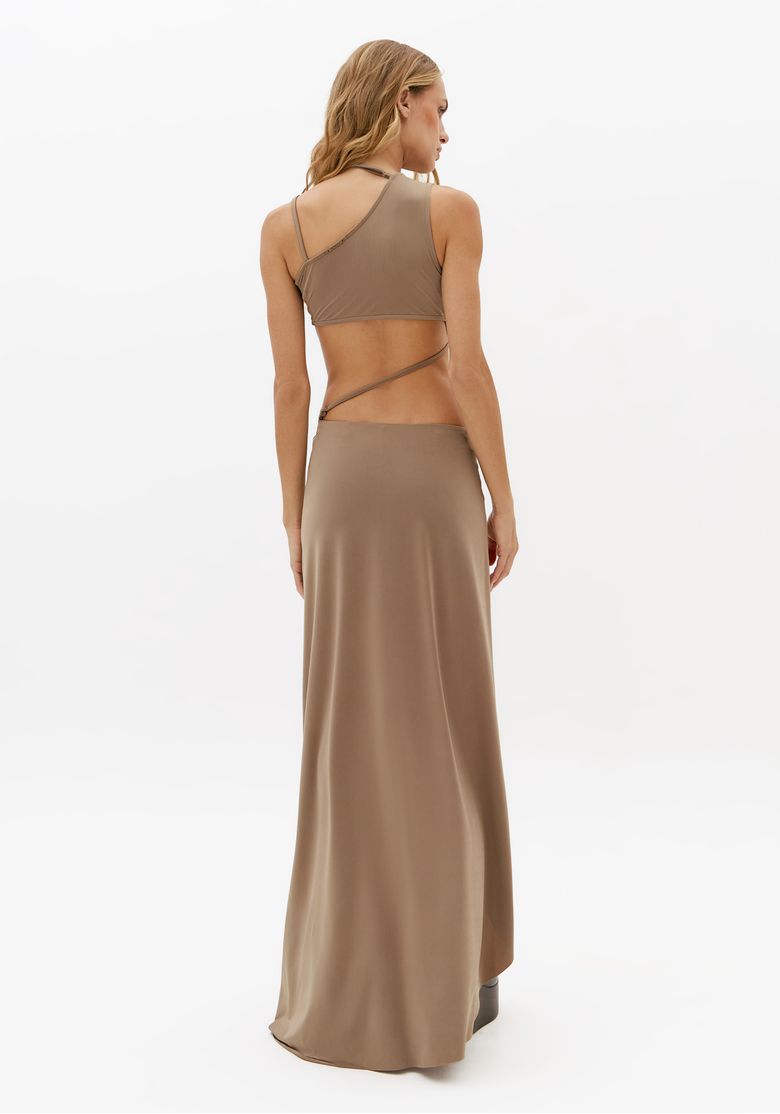 Vista traseira de vestido super midi bege de malha com costas vazadas e modelagem ajustada