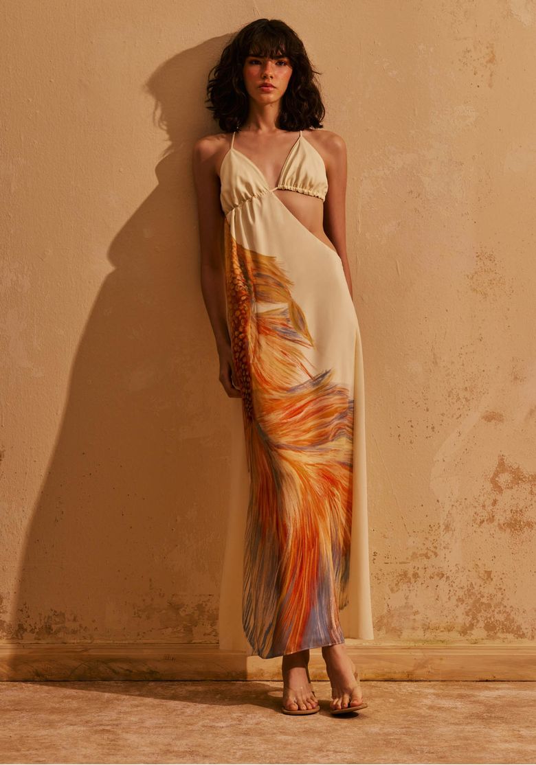Modelo usando vestido super midi estampado para sunset com estampa orgânica em tons quentes e sandália rasteira