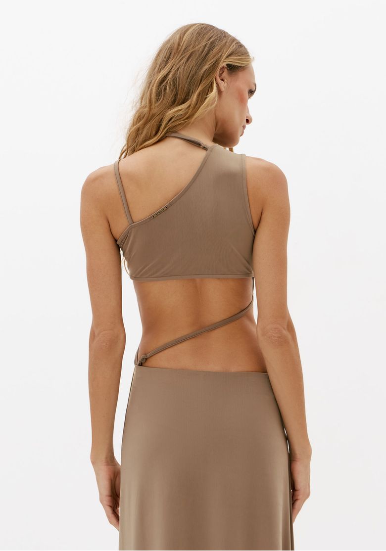 Close traseiro de vestido bege com alça assimétrica, recorte nas costas e caimento justo