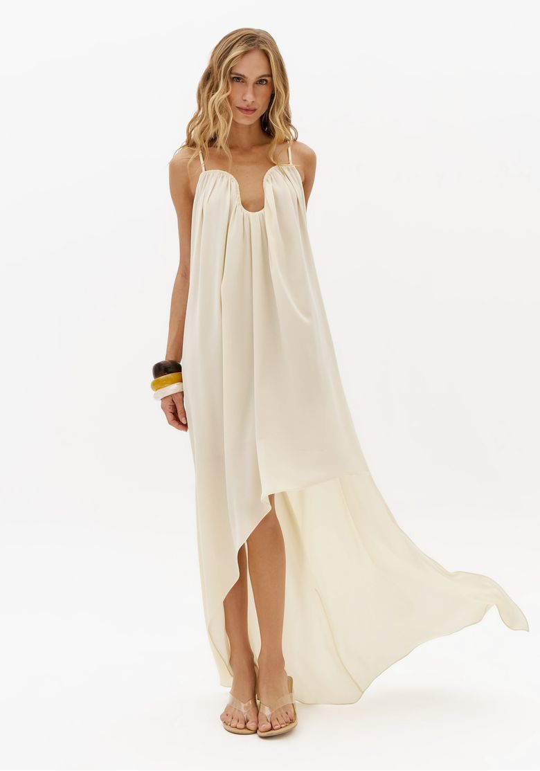 Vestido super midi off white feminino com alça fina regulável, decote profundo franzido e barra assimétrica fluida em foto frontal