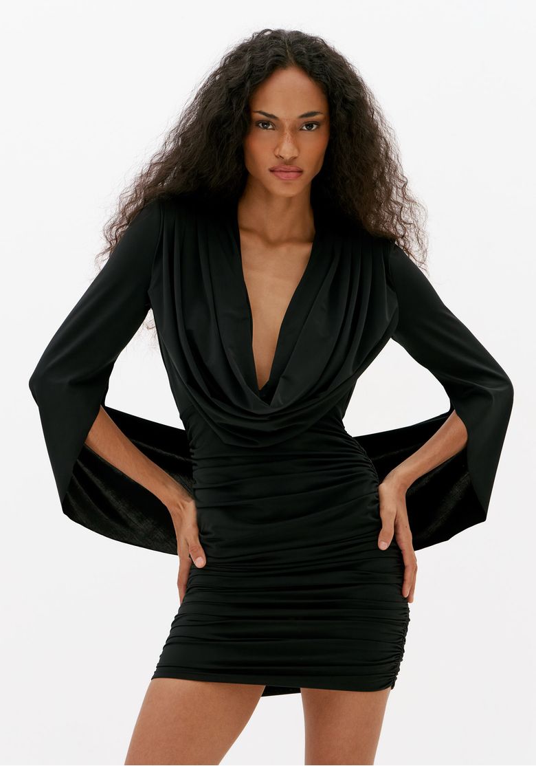 Close frontal de vestido curto preto justo com decote drapeado em V profundo e mangas longas capa