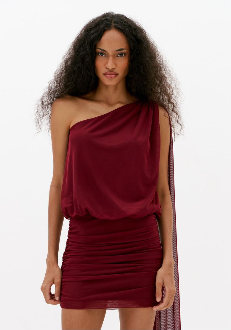 Close frontal de vestido curto bordô ombro único com caimento drapeado e saia franzida