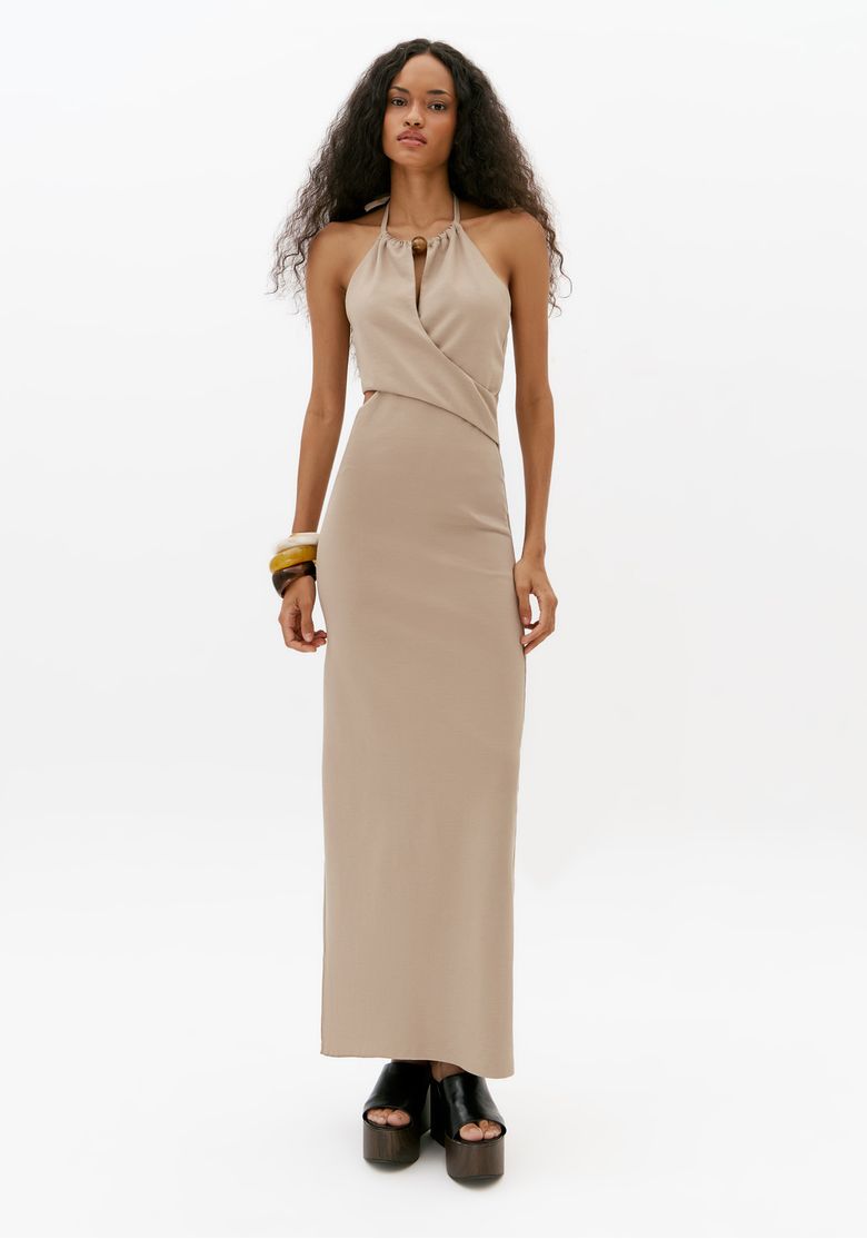 Vestido-frente-unica-super-midi-bege-com-detalhe-de-aviamento-no-decote-e-modelagem-ajustada-em-foto-de-estudio-frontal