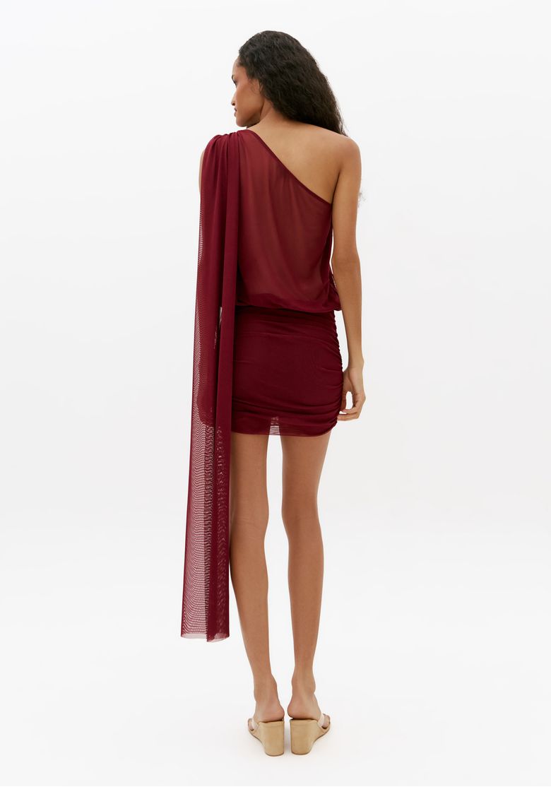 Vista posterior de vestido curto vinho de um ombro só em tule com faixa longa nas costas