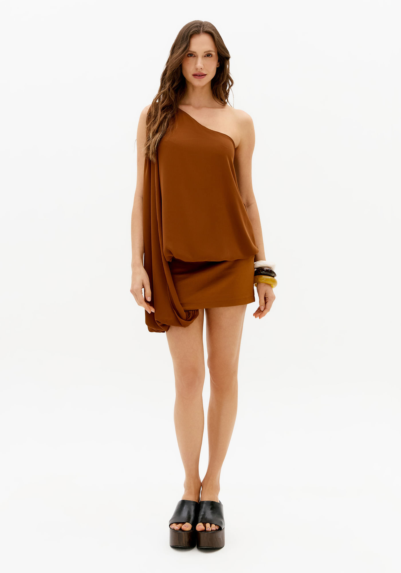 Vestido Curto Ombro Único Com Sobreposição