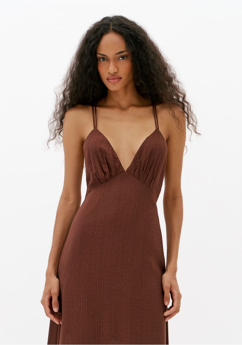 Close frontal de vestido longo marrom com textura canelada, alças finas e decote V profundo