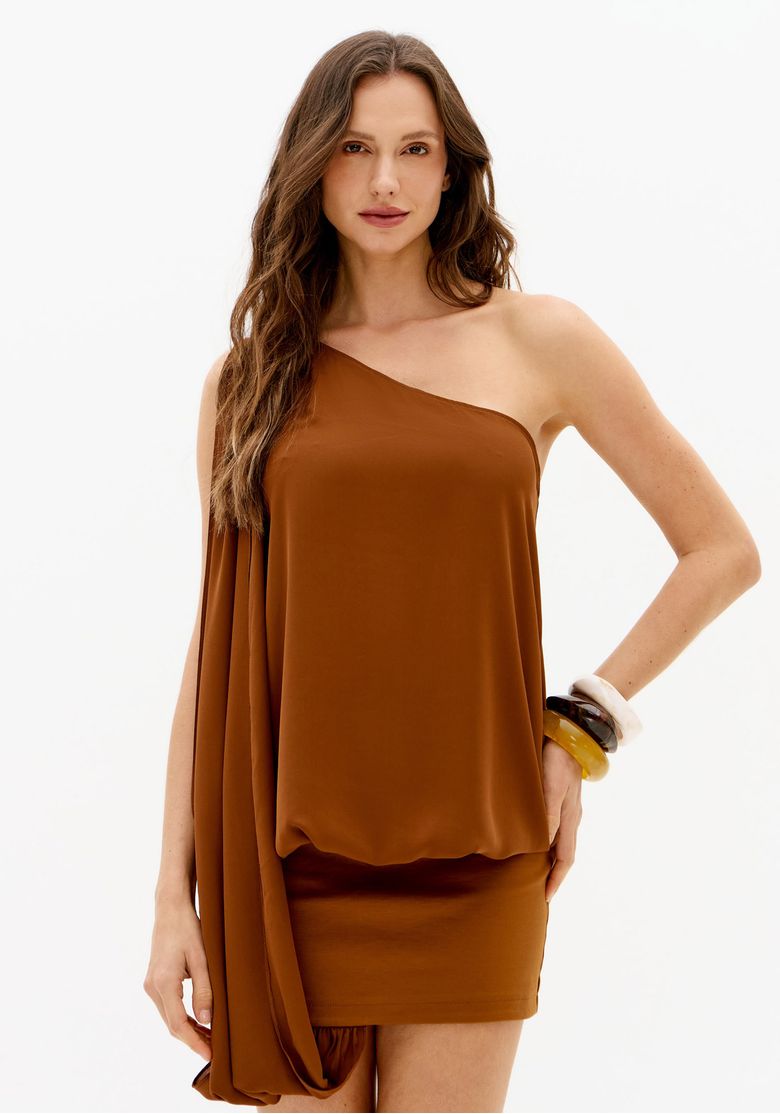 Vestido curto marrom feminino de um ombro só com caimento solto e saia ajustada, detalhe frontal aproximado