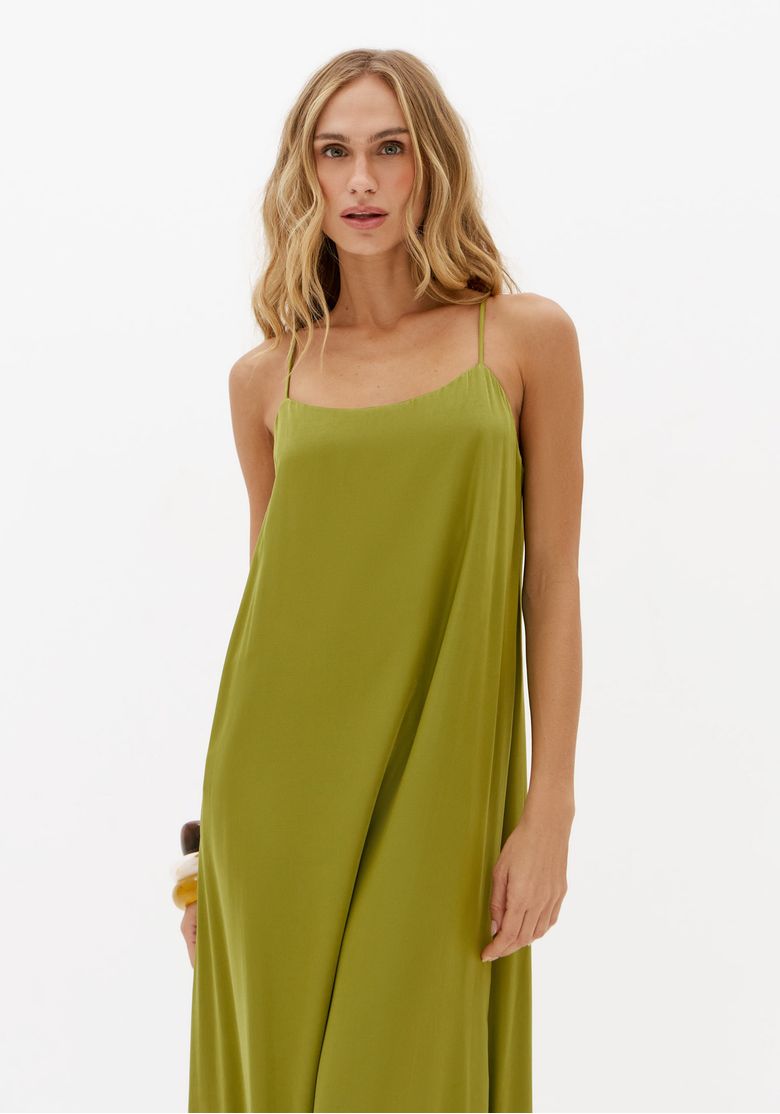 Close frontal de vestido verde super midi feminino com alças finas e decote suave em modelagem solta