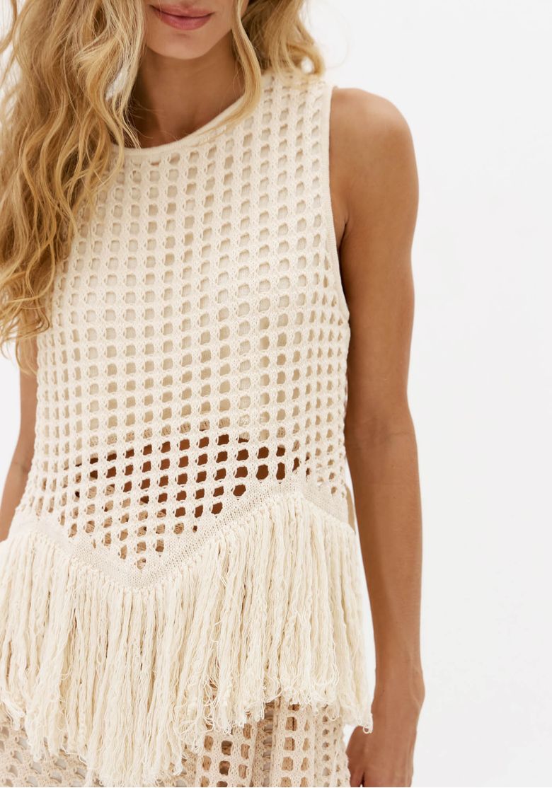 Close-da-blusa-trico-off-white-sem-manga-com-trama-vazada-e-franjas-longas-na-barra-detalhe-frontal-feminino