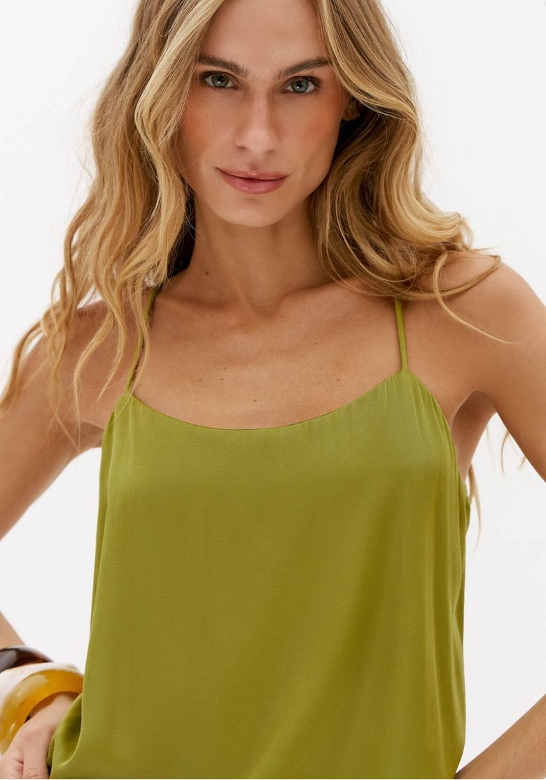 Detalhe do busto do vestido sleep dress verde com alça fina e tecido leve de caimento fluido